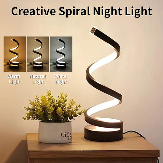 Candeeiro LED decorativo em forma de espiral, iluminando um ambiente aconchegante sobre um móvel de madeira, ideal para decoração de sala ou quarto.