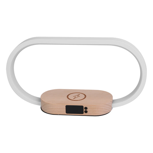 Detalhe da base com acabamento em madeira do candeeiro inteligente ONI & Co., exibindo o visor do relógio digital e a zona de carregamento wireless por indução.